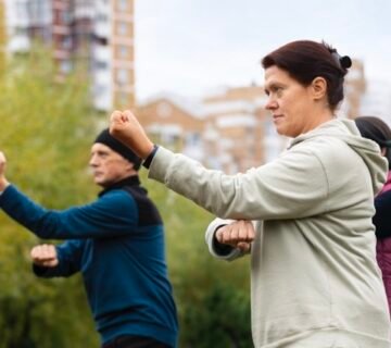 Side view people practicing tai chi outdoors de tamano mediano 360x320